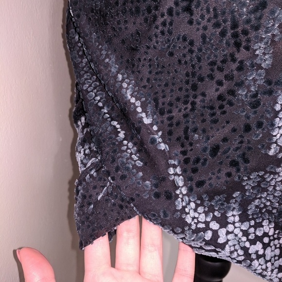 SILENCE + NOISE UO ONE SHOULDER VELVET DRESS - Picture 3 of 6
